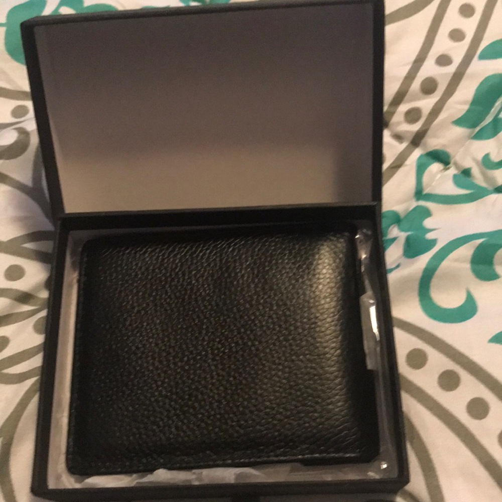 Hauberk rfid Man’s wallet protects credit cards
